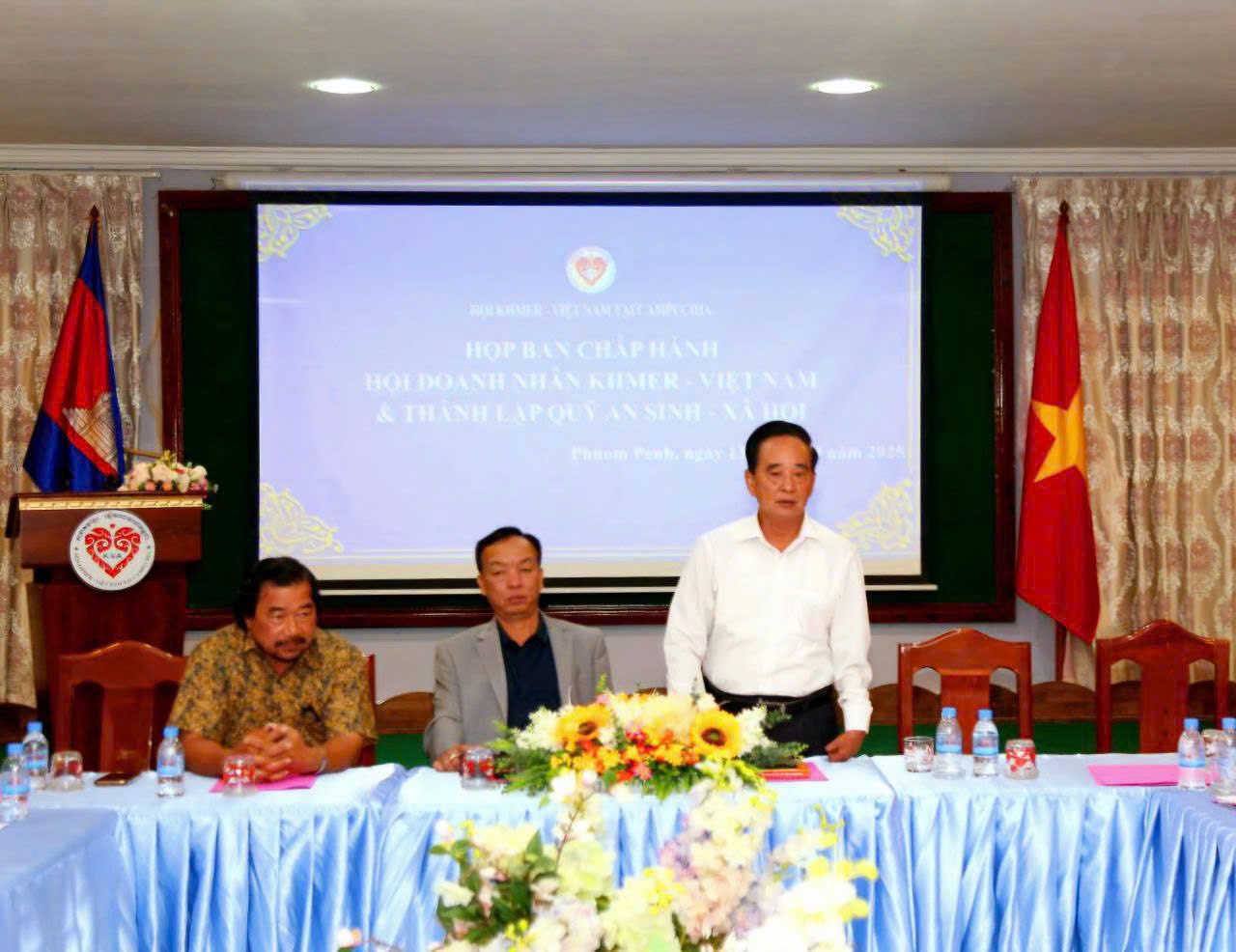 Phát biểu tại buổi họp, ông Sim Chy Chủ tịch Hội Khmer – Việt Nam tại Campuchia chia sẻ.